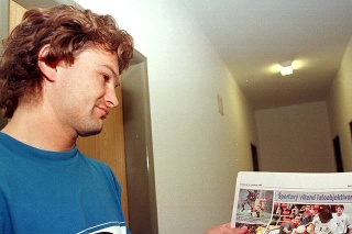 Na snímke útočník Jozef Majoroš st. ukazuje žurnalistom svoju snímku v novinách zo sobotňajšieho zápasu s Lichtenštajnskom.