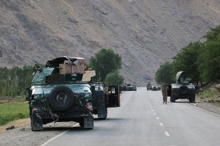 Afganskí vojaci zastali na ceste na frontovej línii bojov medzi bojovníkmi islamistického hnutia Taliban a afganskými vojakmi neďaleko mesta Badachšán na severe Afganistanu v nedeľu 4. júla 2021.