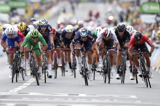 Na snímke tretí zľava britský cyklista Mark Cavendiish, tretí sprava Slovák Peter Sagan.