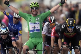 Britský cyklista Mark Cavendish v zelenom drese pre najlepšieho špurtéra oslavuje v cieli po jeho víťazstve 10. etapy prestížnych cyklistických pretekov Tour de France.