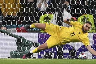 Na snímke taliansky brankár Gianluigi Donnarumma chytá penaltu počas rozstrelu v semifinále ME vo futbale Taliansko - Španielsko.