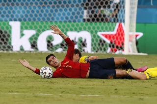 Španielsky futbalista Alvaro Morata ležiaci na trávniku