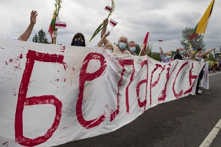 Tisíce aktivistov vytvorilo ľudskú reťaz na podporu protestov v Bielorusku.