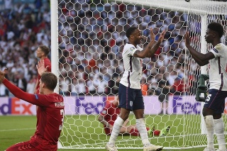 Anglický hráč Raheem Sterling  (druhý sprava) oslavuje úvodný gól v zápase semifinále Anglicko - Dánsko na EURO 2020 vo futbale.