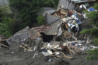 Zničené domy po sobotnom zosuve pôdy, ku ktorému došlo v dôsledku prudkých dažďov v prístavnom meste Atami 