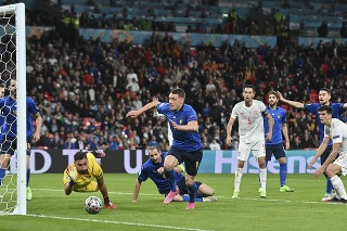 Taliansky brankár Gianluigi Donnarumma sa naťahuje za loptou počas semifinálového zápasu futbalových majstrovstiev Európy 2020 medzi Talianskom a Španielskom.