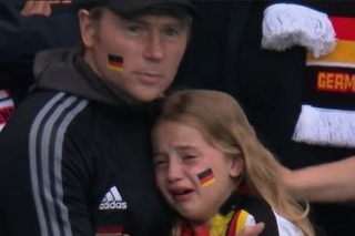 Plačúca malá fanynka po vypadnutí Nemecka.