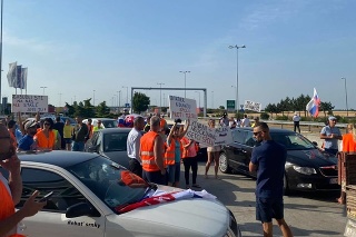 Blokáda na diaľničnom prechode Čunovo - Rajka v smere na Slovensko.