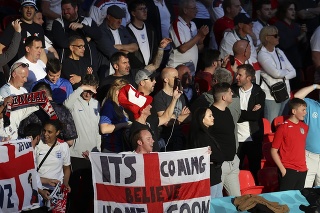 Anglickí fanúšikovia reagujú pred zápasom semifinále Anglicko - Dánsko na EURO 2020 vo futbale vo Wembley v Londýne.