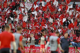 Dánski fanúšikovia skandujú pred  zápasom semifinále Anglicko - Dánsko na EURO 2020 vo futbale.
