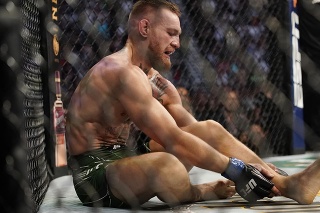 Írsky bojovník Conor McGregor po zranení nohy v súboji s Dustinom Poirierom