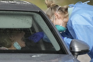 Zdravotníčka testuje pacientku na COVID-19 v Nelson Bay v Austrálii. 
