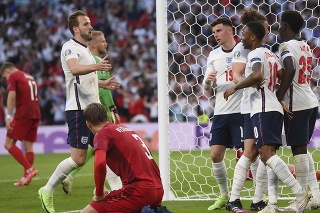 Anglickí futbalisti sa tešia z vyrovnávajúceho gólu proti Dánsku v semifinále na EURO 2020. 