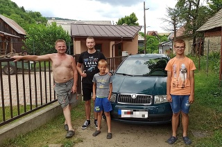Jozef (50) s tromi synmi Jojom (19), Dankom (14) a najmladším Tomáškom (10) pri darovanom autíčku, na zábere chýba najstarší syn Mário (20).