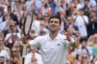 Novak Djokovič sa raduje po postupe do semifinále Wimbledonu