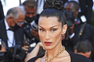 Bella Hadid vdýchla Červenému kobercu zlatú.