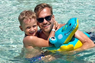 Spevák Martin Chodúr si naplno užíva dovolenku so synčekom.