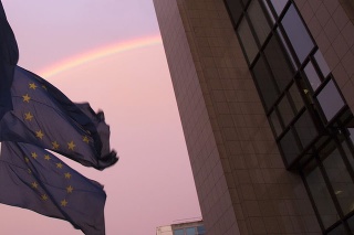 Dúha nad budovou Európskej komisie počas mimoriadneho summitu eurozóny v Bruseli 7. júla 2015-