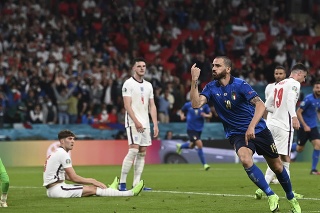 Talian Leonardo Bonucci oslavuje vyrovnávajúci gól počas finále Anglicko - Taliansko na EURO 2020 vo futbale na Wembley.