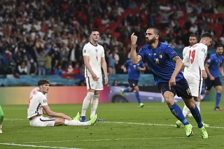 Talian Leonardo Bonucci oslavuje vyrovnávajúci gól počas finále Anglicko - Taliansko na EURO 2020 vo futbale na Wembley.