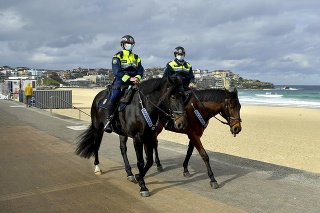 Jazdecká polícia počas hliadky na pláži Bondi v Sydney.