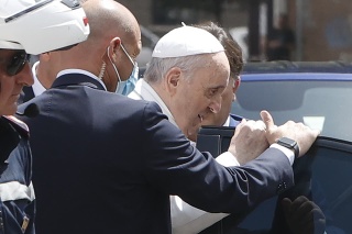 Pápež František sa po operácii vrátil do Vatikánu.
