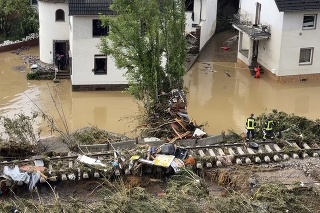 Záplavy v západnom Nemecku si vyžiadali už 42 obetí a obrovské škody na majetku.
