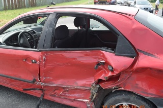 Motorkár doplatil na nepozornosť vodiča osobného auta ťažkými zraneniami.