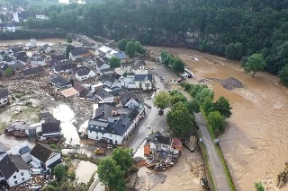 Záplavy v Nemecku si vyžiadali najmenej deväť obetí; desiatky sú nezvestné.
