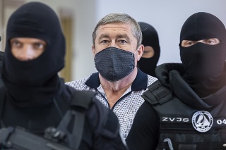 Bývalý špeciálny prokurátor Dušan Kováčik v sprievode príslušníkov Zväzu väzenskej a justičnej stráže