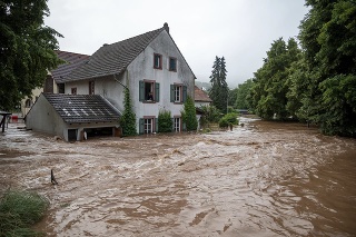 Záplavy v západnom Nemecku si vyžiadali už 42 obetí a obrovské škody na majetku.
