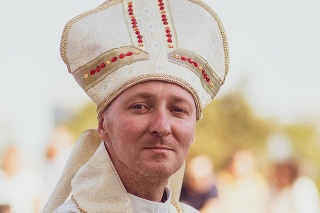 Ceremoniár: Do sprievodu Bratislavských korunovačných slávností chodí v kostýme rímskeho 
biskupa.
