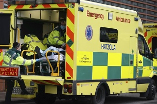 Záchranári prevážajú pacienta s COVID-19 do nemocnice v Londýne. 
