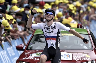 Slovinský cyklista Matej Mohorič oslavuje v cieli po jeho víťazstve.