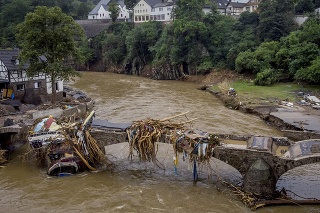 Na najmenej 103 stúpol v piatok počet obetí ničivých záplav v Nemecku. 