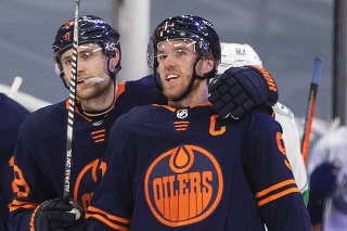 Kapitán Edmontonu Oilers Connor McDavid získal druhýkrát v kariére Hartovu trofej pre najužitočnejšieho hráča sezóny v zámorskej hokejovej NHL.