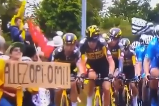Žena, ktorá spôsobila hromadný pád na Tour de France, má problém.
