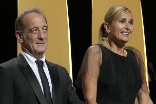 Vincent Lindon a režisérka Julia Ducournauová pri preberaní hlavnej ceny Zlatá palma.