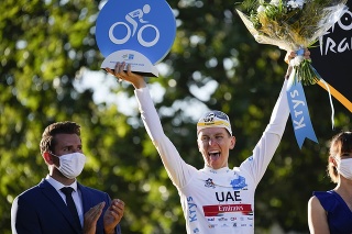 Tadej Pogačar (UAE-Team Emirates) oslavuje víťazstvo v celkovom poradí po záverečnej 21. etape pretekov Tour de France v Paríži