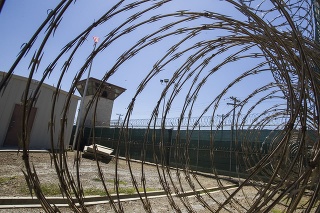 Bidenova administratíva uskutočnila svoj prvý prevoz väzňa z Guantánama. 
