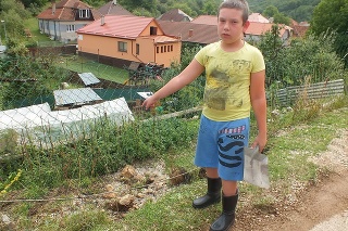 Florián (12) ukazuje na miesto, z ktorého sa odtrhli kamene z cesty na ich pozemok.