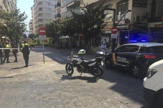 Policajti hliadkujú pri chodníku plnom terás, kde vrazilo auto v juhošpanielskom meste Marbella