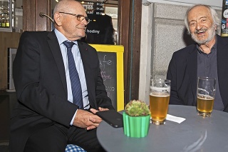 Milan Kňažko a Milan Lasica sa zabávali na terase pri pivku.