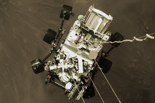 Na snímke amerického Národného úradu pre letectvo a vesmír (NASA) americké robotické vozidlo Perseverance sa spúšťa na povrch Marsu.