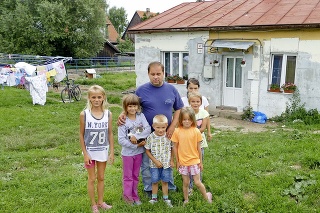 Rodinka Brijovcov býva v tomto domčeku, ktorý dostali od mesta. Musia sa obracať, aby prežili.