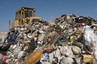 Väčšina odpadu je uložená na miestach, kde to nie je povolené (ilustračné foto).