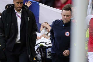  Záchranári odvážajú na nosidlách dánskeho futbalistu Christiana Eriksena, ktorý skolaboval počas zápasu.