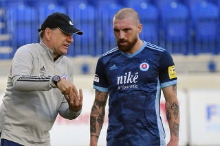 Na snímke vľavo tréner Vladimír Weiss st. (ŠK Slovan Bratislava), vpravo Guram Kashia (ŠK Slovan Bratislava).