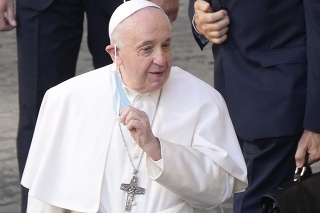 Na archívnej snímke z 30. júna 2021 pápež František