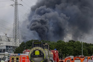 Polícia z neďalekého Kolína nad Rýnom oznámila, že na mieste výbuchu zasahujú hasiči a zdravotníci so sanitkami a vrtuľníkmi zo širokého okolia. 